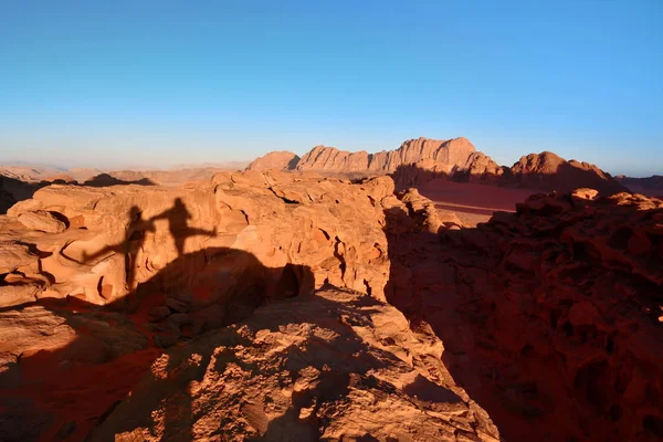 Couple Shadow Desert Wadi Rum Sunset — Stock Photo, Image