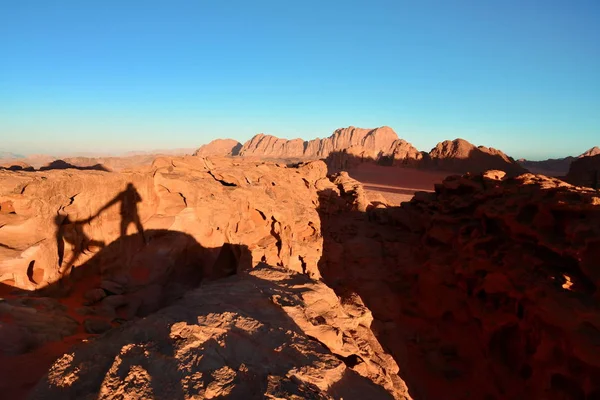 Ζευγάρι Σκιά Στο Wadi Rum Έρημο Κατά Δύση Του Ηλίου — Φωτογραφία Αρχείου