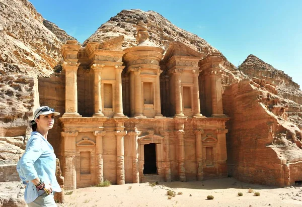 Mulher Deir Templo Mosteiro Petra Jordânia — Fotografia de Stock