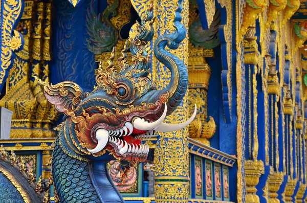 Rzeźba w świątyni niebieski lub Wat Rong Suea dziesięć Chiang Rai — Zdjęcie stockowe