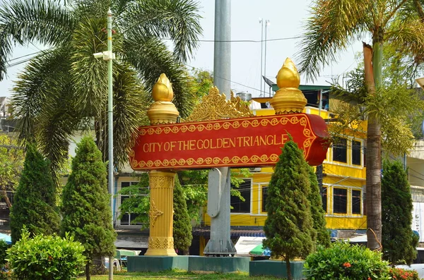 Tachileik, Myanmar - Januar 24, 2019: Tourists visited Tachileik border market from Mae Sai, Thailand. Tachilek or Tha Khi Lek is a border town in the Shan State of eastern Myanmar. — Stock Photo, Image