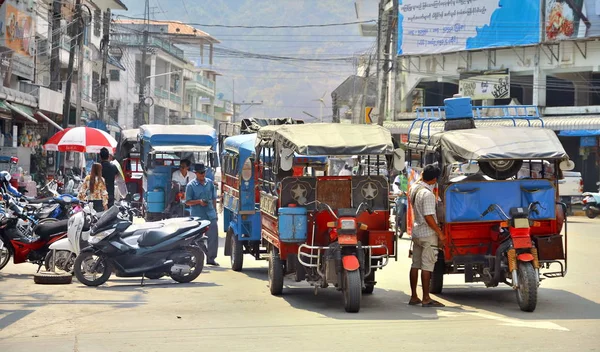 Triangolo d'oro - 19 MARZO: Tuk - tuk sull'incrocio principale il 17 MARZO 2018 a Golden Triangle City . — Foto Stock