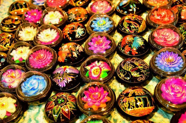 Flores de sabão artesanais no mercado noturno na Tailândia — Fotografia de Stock