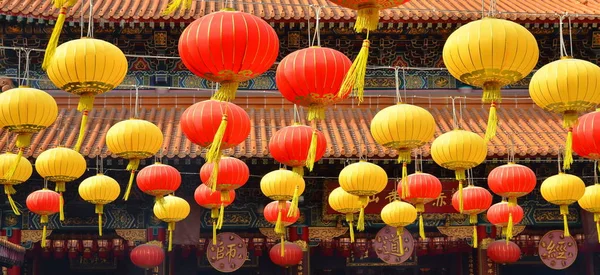 Hongkong, Kina-13 mars; Traditionell lykta i sik sik Yuen Wong Tai sin Temple Hong Kong — Stockfoto