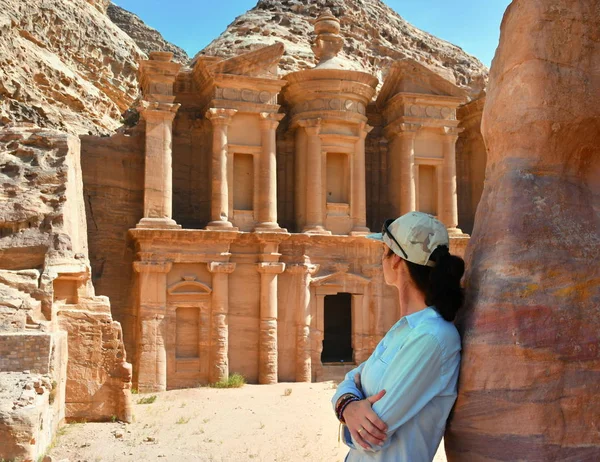 Kvinna i Ad Deir kloster templet i Petra, Jordanien — Stockfoto