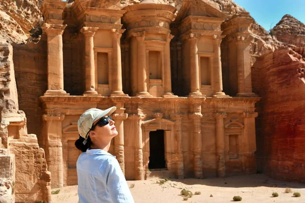 Frau in ad deir der Tempel des Klosters in Petra, Jordanien — Stockfoto