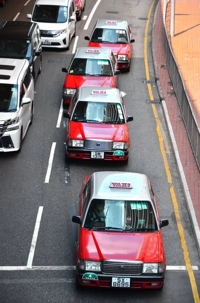 HONG KONG, CHINA - MARCH 13 2018: Line Of Taxis In Busy Hong Kong — Stock Photo, Image