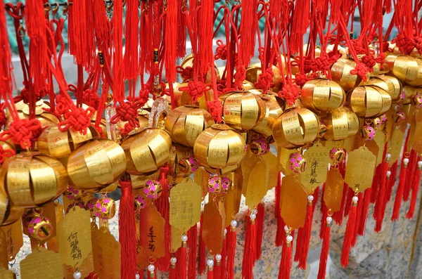 HONG KONG, CINA - 13 MARZO 2018: Santa campana sul muro per rispetto pregare al tempio di Wong Tai Sin sull'isola di Kowloon — Foto Stock