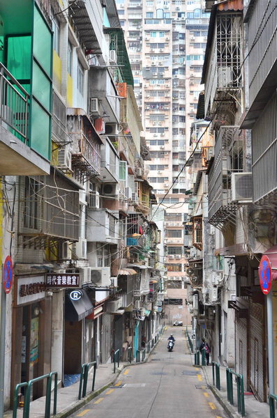 MAKAU, CHINA - MARCH 14 2018; Apartment skyscraper from old street in Macao — Stock Photo, Image