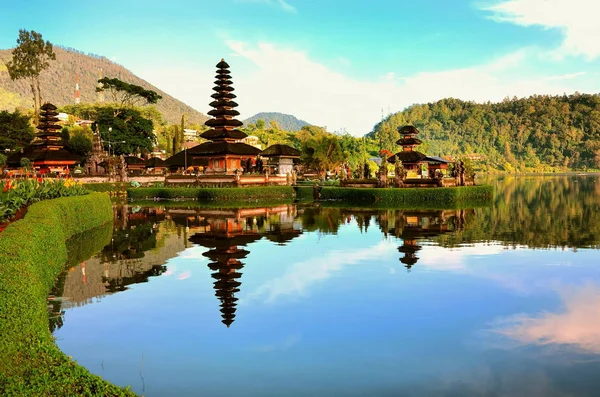 Pura Ulun Danu ναό σε μια λίμνη Beratan στο Μπαλί της Ινδονησίας — Φωτογραφία Αρχείου