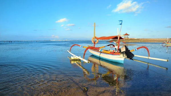 Båt på stranden i solnedgången tid vid lågvatten — Stockfoto