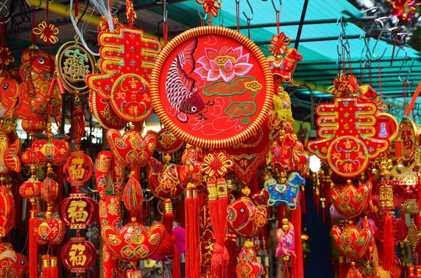 HONG KONG, CINA - 13 MARZO: Negozio con souvenir e decorazioni per il capodanno cinese presso le bancarelle fuori dal tempio di Wong Tai Sin il primo giorno del capodanno cinese . — Foto Stock