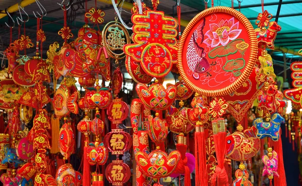 HONG KONG, CINA - 13 MARZO: Negozio con souvenir e decorazioni per il capodanno cinese presso le bancarelle fuori dal tempio di Wong Tai Sin il primo giorno del capodanno cinese . — Foto Stock