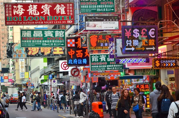 HONG KONG, CHINA - 13 DE MARZO: La gente viaja en la calle comercial de Hong Kongr . — Foto de Stock