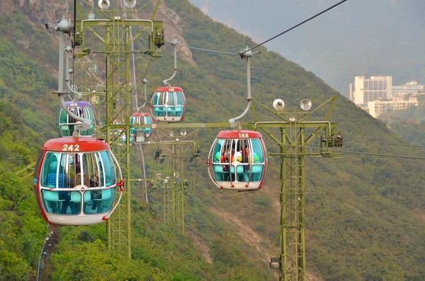 OCEAN PARK, HONGKONG - 15 DE MARZO: Cablecar el 15 de marzo de 2018, Ocean Park, Hong Kong. Cablecar lleva a los turistas hasta el parque de atracciones — Foto de Stock