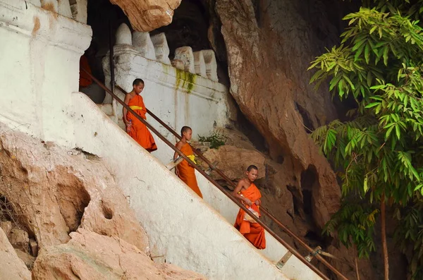 LUANG PRABANG, LAOS - 22 marzo 2018: Monaco in centinaia di statue di Buddha all'interno delle grotte di Pak Ou, Luang Prabang in Laos — Foto Stock
