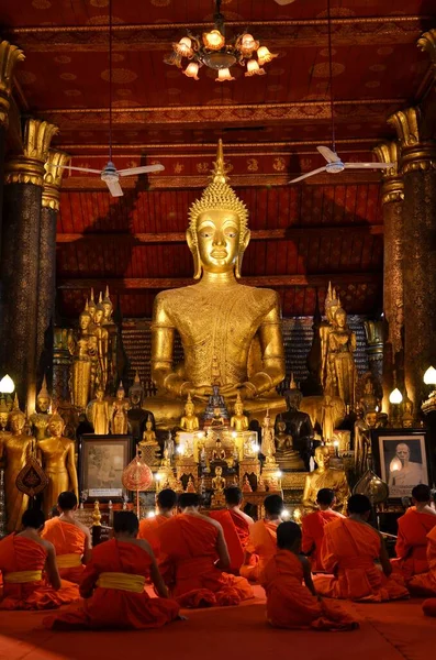 LUANG PRABANG, LAOS - 22 DE MARZO DE 2018: Monje inin Wat May Souvannapoumaram Laos — Foto de Stock