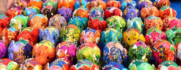 Souvenir éléphants colorés sur le marché à Luang Prabang, Laos — Photo