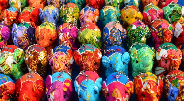 Lembrança coloridos elefantes no mercado em Luang Prabang, Laos — Fotografia de Stock