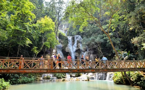 LUANG PRABANG, LAOS - Março 23, 2018: Cachoeira Kouangxi com ponte de madeira em Luang Prabang, no Laos — Fotografia de Stock