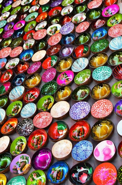 Taças de laca colorida lembrança no mercado em Luang Prabang, Laos — Fotografia de Stock