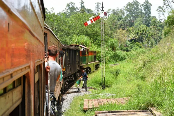 Train Ride Sri Lanka Man Hanging Wagon Kandy Sri Lanka — Stock Photo, Image