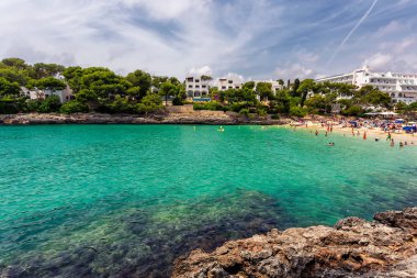 Cala Gran plaj turkuaz su turist Mallorca, İspanya ile kalabalık ile
