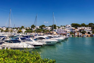 Cala d'Or marina ile lots-in Yatlar güneşli bir günde, Mallorca, İspanya
