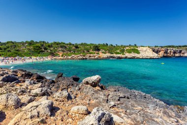 Cala Varques - Mallorca, İspanya turkuaz su ile güzel bir plaj kalabalık