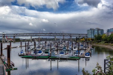 Portland, Oregon, Amerika Birleşik Devletleri - Ekim, 2013: Marina yat ve tekne dolu Columbia River