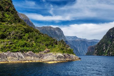 Milford ses berzahlar Tasman Denizi başlangıcı görünümünü