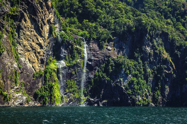 Milford ses, Yeni Zelanda, resimdeki alınan yüksek şelale cruise feribot