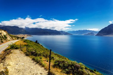 Mavi lake Hawea görünümü bir güneşli gün yaz, South Island, Yeni Zelanda
