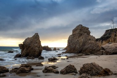 Gün batımında, Los Angeles güzel kaya oluşumları ile El Matador plaj