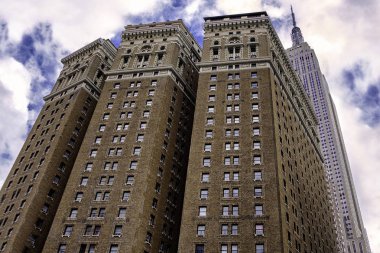New York, ABD - Eylül, 2013: Kahverengi tuğla Herald kuleleri ve New York'taki Empire State Binası