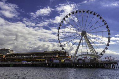 Seattle, Amerika Birleşik Devletleri - Ekim, 2013: Seattle gözlem tekerlek Restoranları ile bir iskele üzerinde.