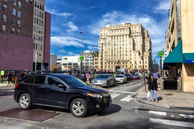 Philadelphia, Amerika Birleşik Devletleri - Ekim 2015: Kavşak Philadelphia şehir merkezinde trafik ile