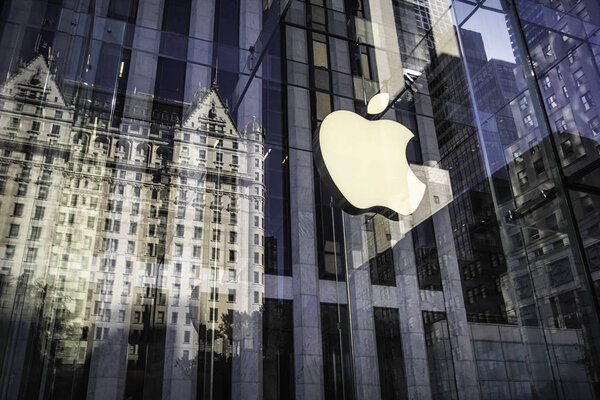 НЬЮ-ЙОРК, США - ОКТЯБРЬ, 2015: Reflection of Plaza Hotel in Apple Store glass cube in New York
.