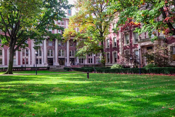 红色砖哥伦比亚大学校园建筑在五颜六色的树荫下 — 图库照片