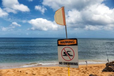 Yüzmek yasaktır işaret ve kırmızı bayrağı sahilde pistimiz, North Shore, Oahu uyarı