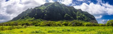 Kualoa dağın panoramik görünümü, Hawaii Oahu adasında yer çekimi ünlü