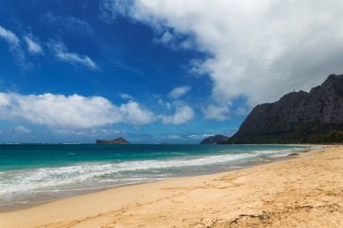 Güzel Waimanalo plaj turkuaz su ve bulutlu gökyüzü, Oahu kıyı şeridi, Hawaii ile