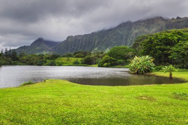 Göl ve dağların Hoomaluhia Botanik Bahçesi, Oahu Adası, Hawaii görünümü