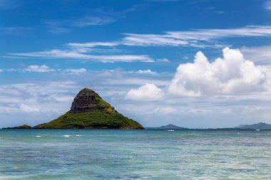 Çinlinin şapka Island view ve Kualoa Beach, Oahu, Hawaii güzel turkuaz su
