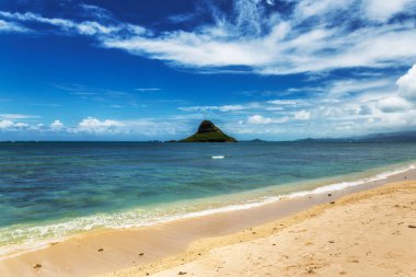 Çinlinin şapka Island view ve Kualoa Beach, Oahu, Hawaii güzel turkuaz su