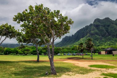 Kualoa beach park ve dağ aralığı Hawaii Oahu adasında