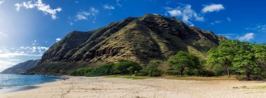 Makua güzel dağlar ve bulutlu gökyüzü arka planda, Oahu Adası, Hawaii panoramik plaj