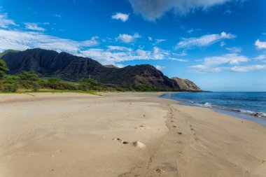 Makua plaj manzarası güzel dağlar ve Oahu Adası, Hawaii arka planda bulutlu gökyüzü ile