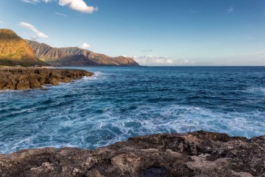 Sıcak akşam güneş ışığı altında Oahu Adası, Hawaii kayalık sahil şeridi görünümü
