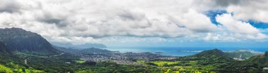 Nuuanu Pali uyanık görünümü panorama Hawaii Oahu adasında